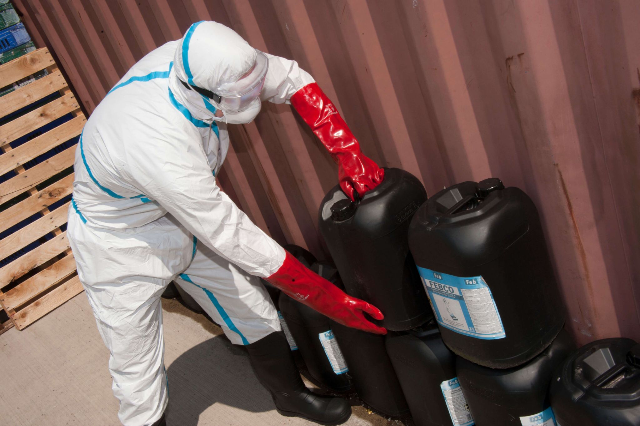 Dobór rękawic chemoodpornych – porównanie butylowych i nitrylowych w praktyce