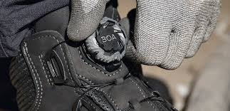 Zapięcie BOA w butach roboczych – pokrętło i stalowa linka systemu BOA stosowanego zamiast sznurówek